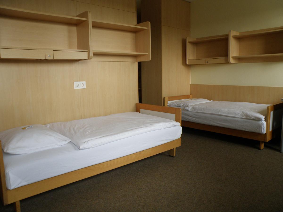 Hotel Sommerhaus Am Internats-Campus บาด ลีออนเฟลเดน ภายนอก รูปภาพ