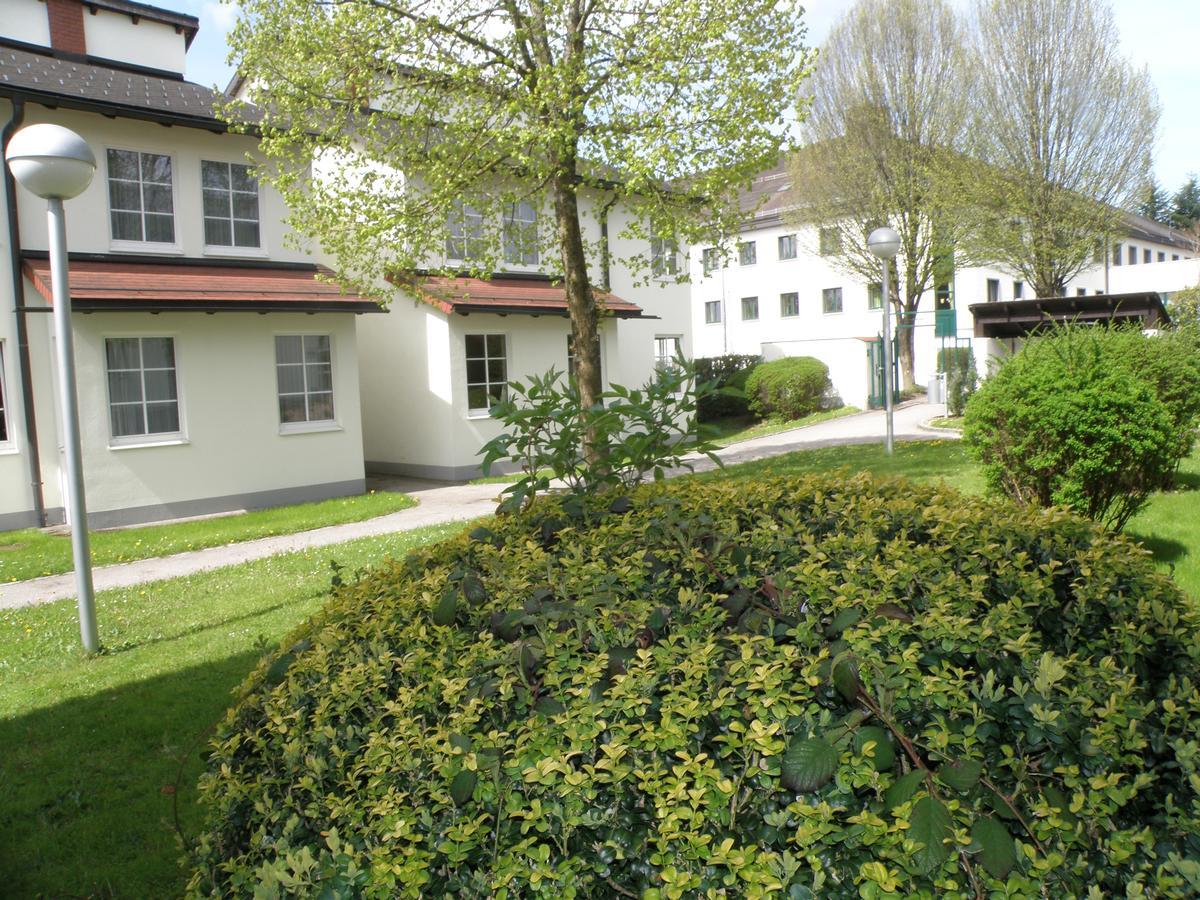 Hotel Sommerhaus Am Internats-Campus บาด ลีออนเฟลเดน ภายนอก รูปภาพ